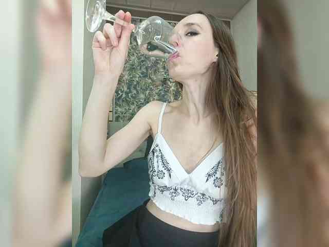A R T a (36, White Cam Girl) performing squirt.